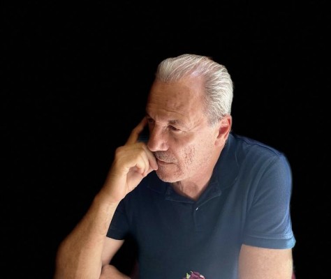 Realismo mágico, underground y decepciones se dan cita en el libro 'La soledad del paracaidista' de Oché Cortés 