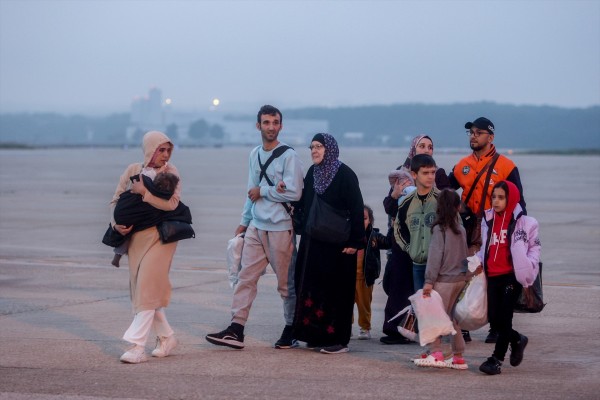 Alivio y pesar entre los 139 españoles y sus familiares evacuados de Gaza a su llegada a España