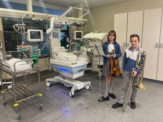Vithas Castellón ofrece música clásica en directo para los niños prematuros de la UCI pediátrica