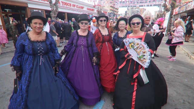 La ‘Fancy Dress Party’ de Benidorm llena de color y disfraces las calles del Rincón de Loix 