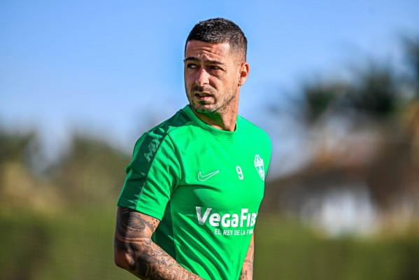 Sergio León se incorpora a los entrenamientos del Elche un mes después de su lesión

