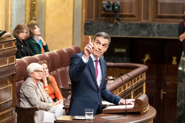 Sánchez se somete a una lluvia de críticas