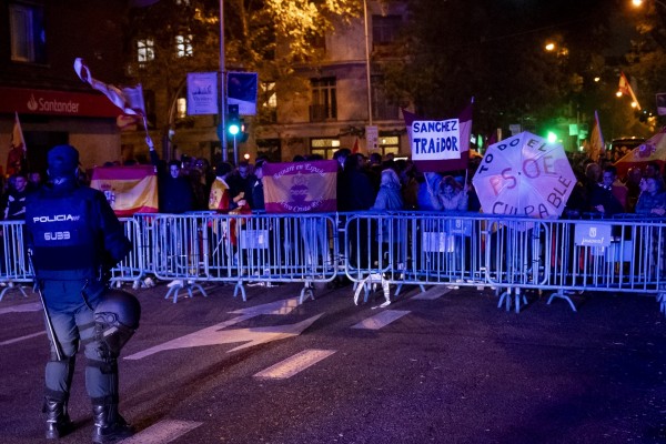 La decimotercera manifestación contra la amnistía congrega a unas 2.000 personas en Ferraz