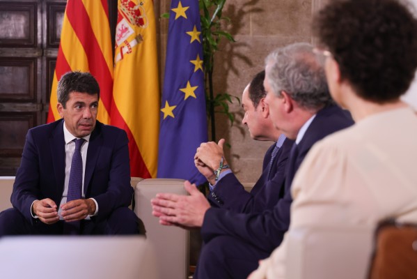Mazón promete apoyar la recuperación del derecho civil valenciano desde el respeto a la Constitución