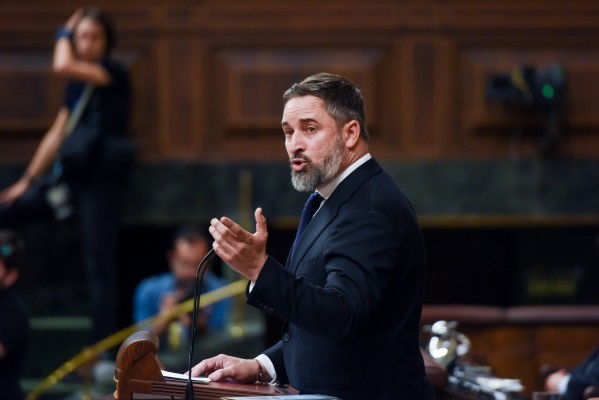 Abascal amenaza con dejar de apoyar al PP si no impide en el Senado que se tramite la amnistía