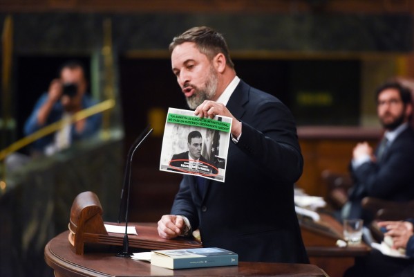 Abascal y los diputados de Vox salen del hemiciclo del Congreso impidiendo la réplica de Sánchez