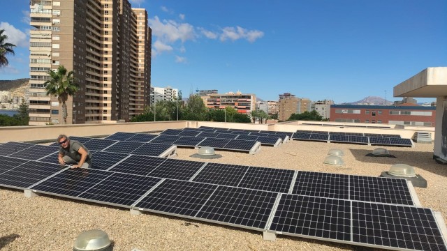 Alicante finaliza la instalación de paneles solares en edificios municipales con un ahorro del 31%