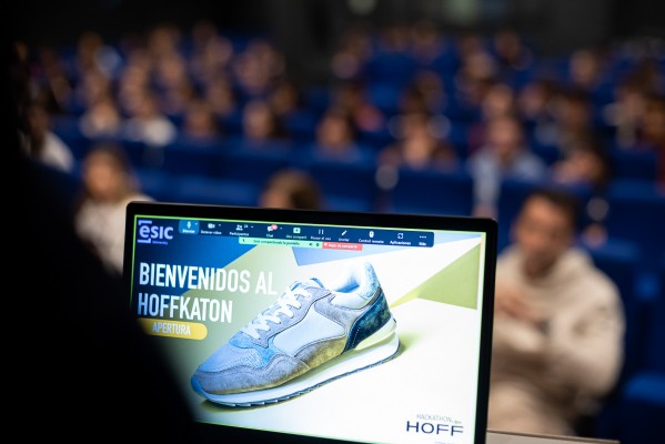 700 mentes creativas se calzan unas Hoff en ESIC