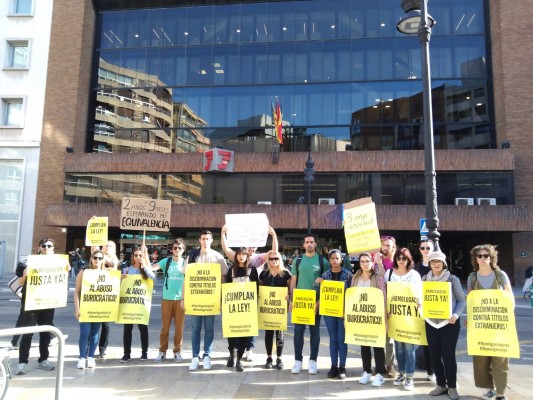 Afectados por el colapso en la homologación de títulos reclaman una solución desde València