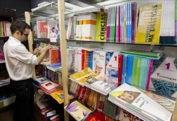 Los concertados que rechazan los bancos de libros deberán trasferir los lotes a los que sí participan