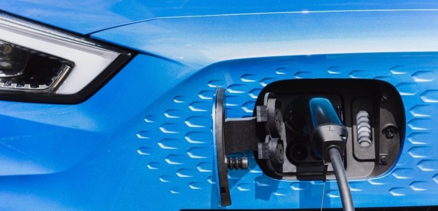 Más de un millón de coches con motores ecológicos (híbridos y eléctricos) circulaban en España en 2022
