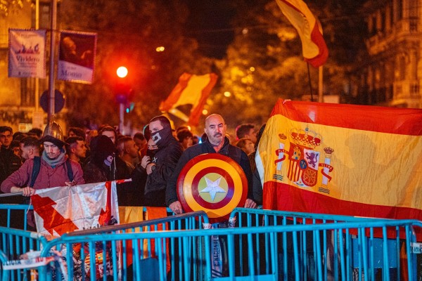 Cientos de personas se suman a una nueva manifestación en Ferraz contra la amnistía