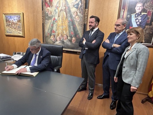 Elche y Guadix inician su hermanamiento para impulsar proyectos en común
