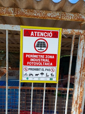 Nueva acción ecologista en Castellón contra las macroplantas: 'perimetran' su futura extensión