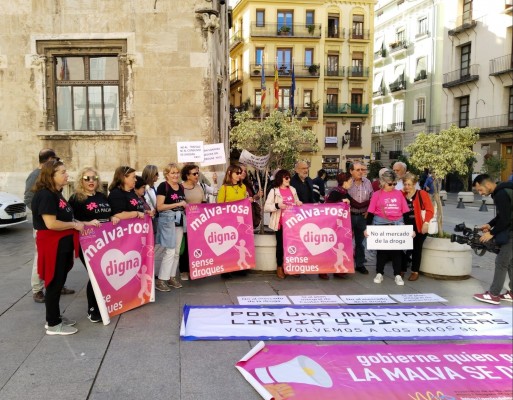 Vecinos de la Malva-rosa se concentran y piden un plan integral para las Casitas Rosas