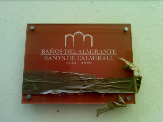 Los Baños del Almirante se 'borran' del mapa turístico con un pedazo de precinto