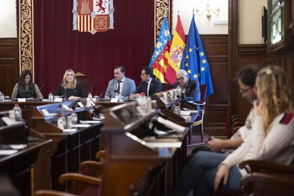 La Diputación de Castellón traslada al pleno la tensión de la amnistía que se vive en las calles
