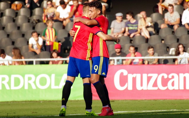 Munir celebra su fichaje por el Valencia CF con un doblete