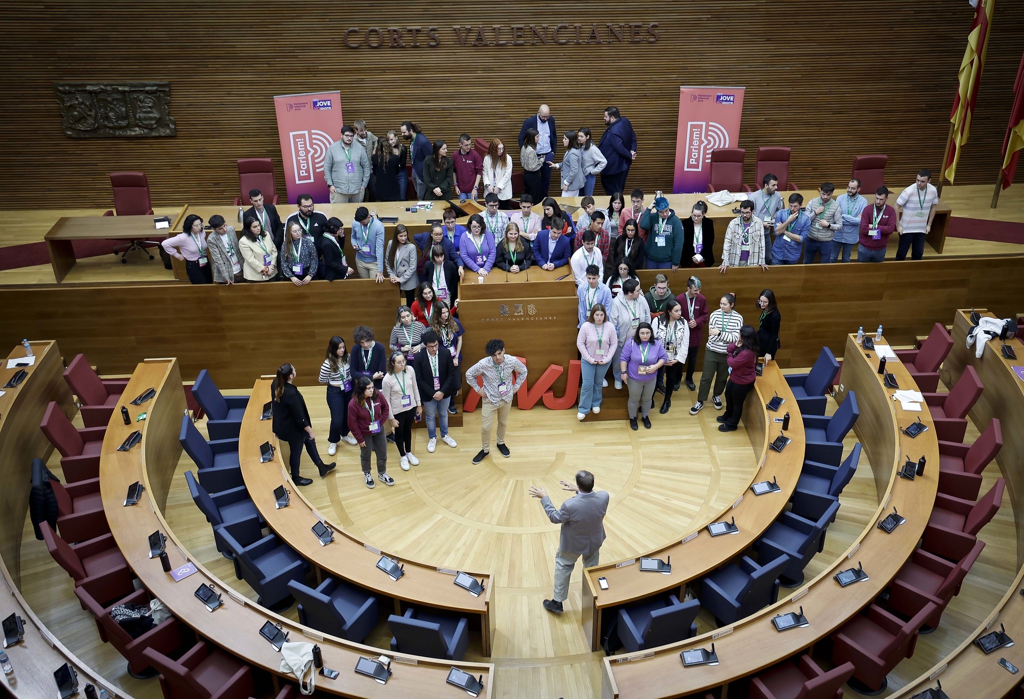 Cerca de 80 jóvenes debaten sobre vivienda en la tercera edición del Parlament Valencià Jove
