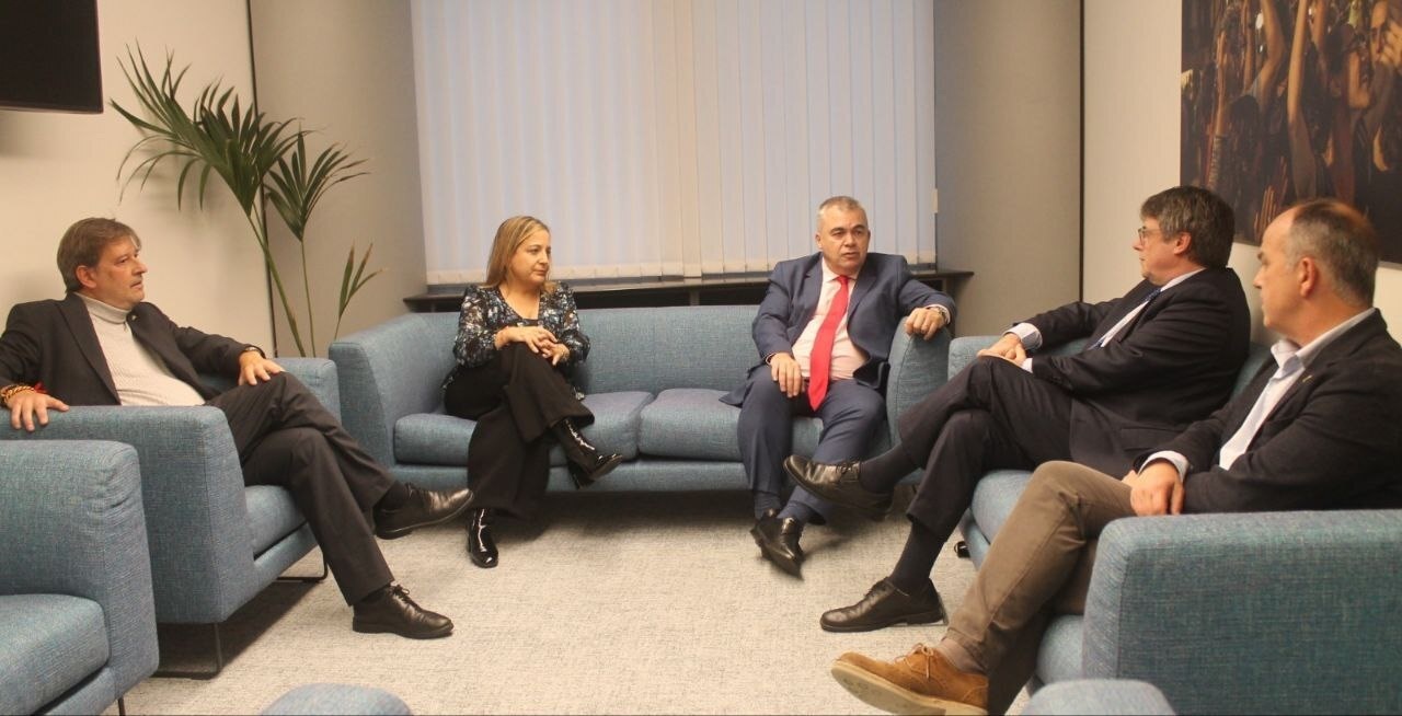 Reunión entre Santos Cerdán y Puigdemont. Foto: JUNTS  - 