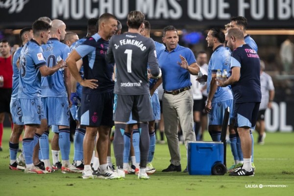 Calleja coge aire y el Levante marca el Racing en fosforito