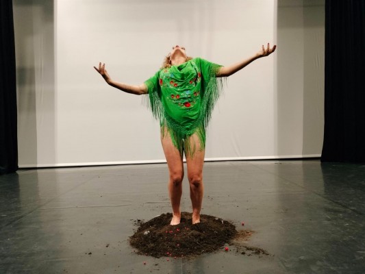 Sophie Thirion desarrolla en el Párraga el proyecto 'Inherente', en el que combina  danza, teatro y poesía visual