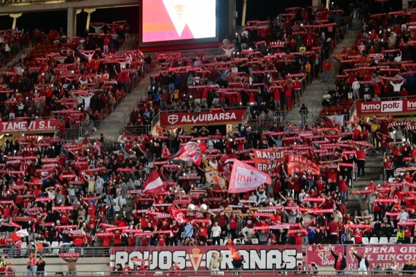 El Enrique Roca de Murcia reúne a más espectadores que tres estadios de Primera División 