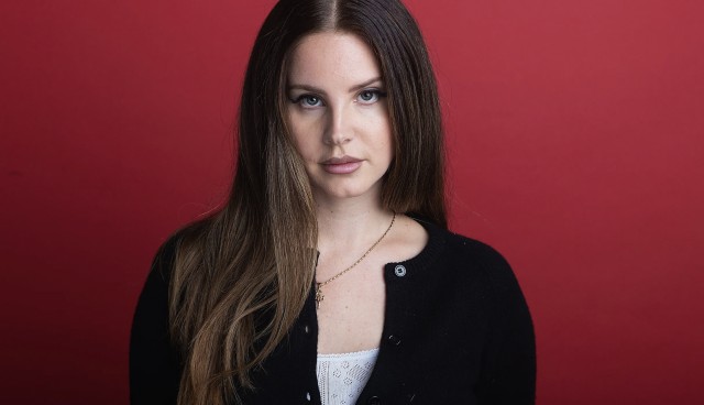 La California imaginada de Lana del Rey, entre lo kitsch y lo camp
