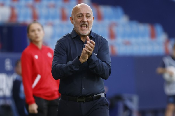Oliva: “Estoy dolido, las decisiones arbitrales no nos han dejado dar buen fútbol”
