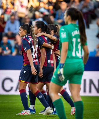 Mayra Ramírez remonta y arrasa con un Valencia en inferioridad