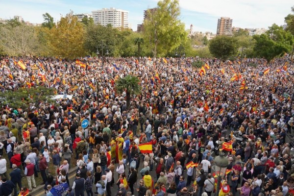 Miles de personas protestan en València contra la amnistía y el PP llama a una respuesta 