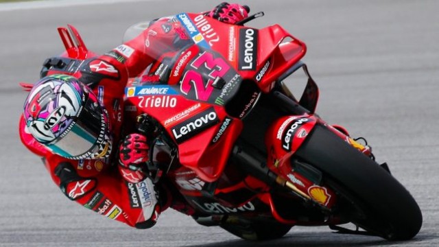 Bastianini logra su primera victoria y Bagnaia frena los ímpetus de Martín
