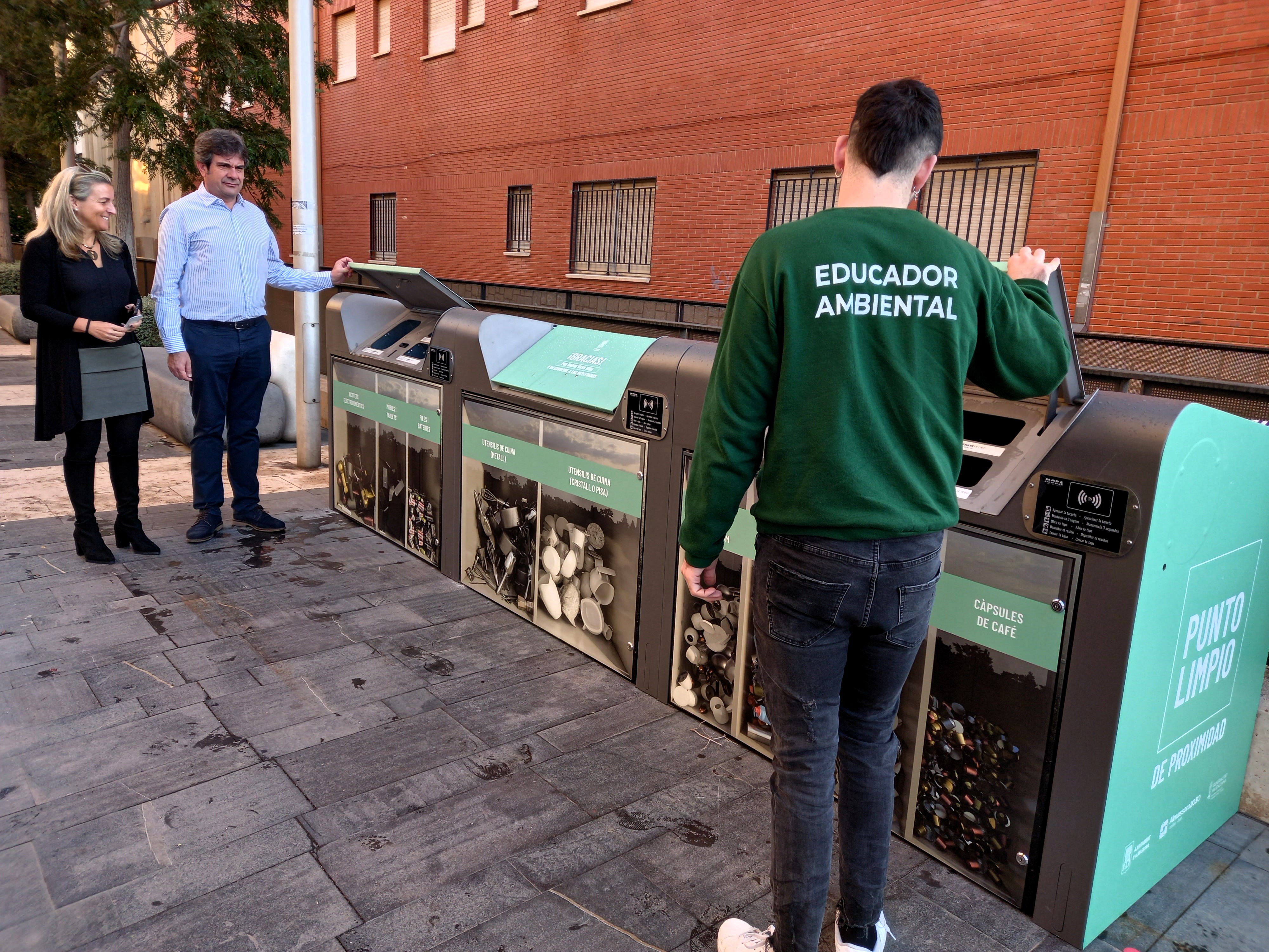 Almassora instala unos pioneros puntos limpios para depositar enseres domésticos 