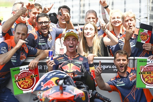 Pedro Acosta, el Tiburón de Mazarrón, se proclama campeón del mundo de Moto2