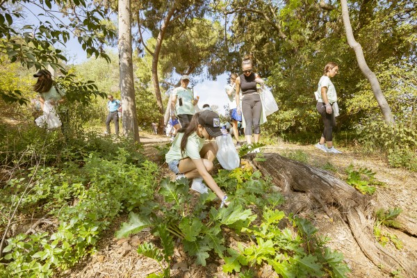 El plogging, el deporte de moda que mejora la salud y cuida el medio ambiente 