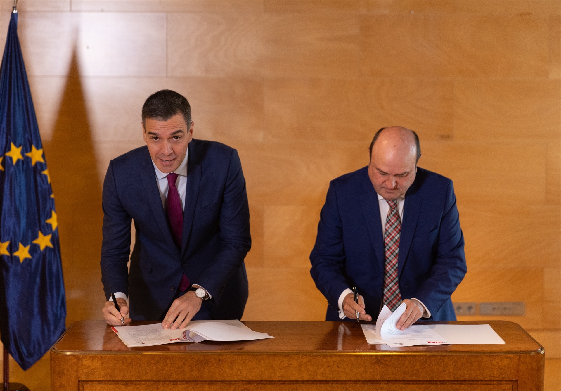 Pedro Sánchez y Andoni Ortuzar firma el pacto PSOE-PNV, el pasado viernes. Foto: EDUARDO PARRA/EP - 