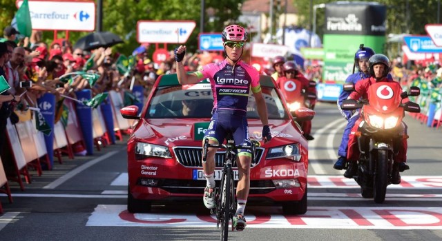 Conti aprovecha el 'paseo' del pelotón para llevarse la victoria