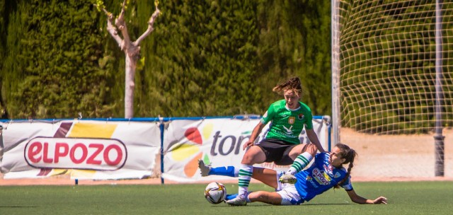 El Alhama acaba sufriendo ante el colista para ganar por 3-2 y lidera la Primera RFEF femenina