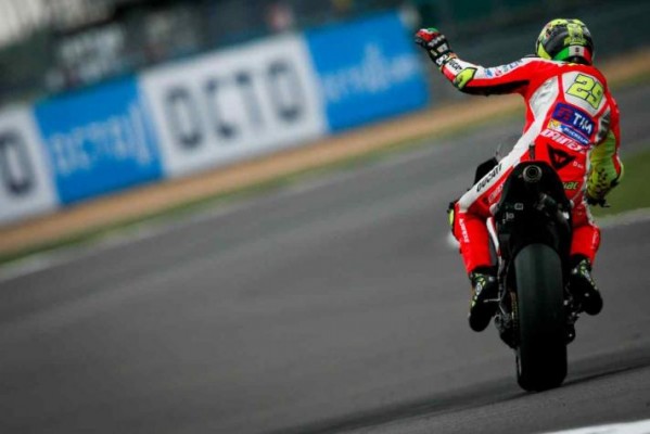 Iannone, Lowes y Navarro marcan las referencias en Silverstone
