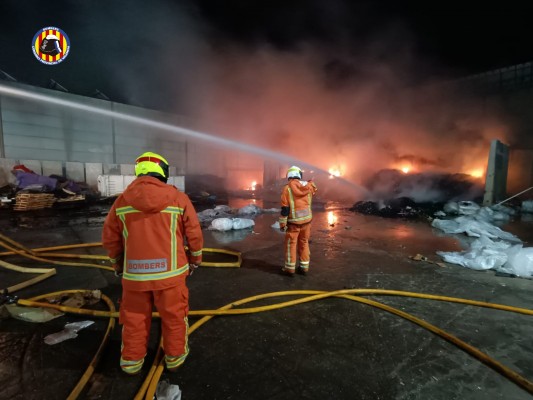 Un incendio industrial afecta a parte de una planta de reciclaje de Alginet