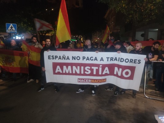 La primera protesta contra la amnistía en Castelló reúne a más de 500 personas ante la sede del PSPV