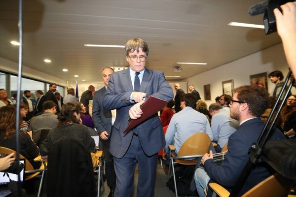 Pacto de investidura con el exgolpista y ahora president legítim