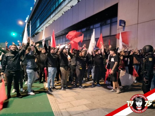 Un grupo de Biris Norte se presenta en la Ciudad Deportiva y conversa con los jugadores
