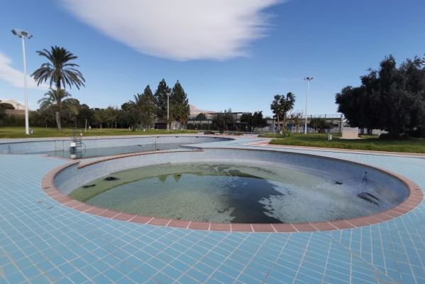 Novelda firma el replanteo para iniciar las obras de mejora y modernización de las piscinas