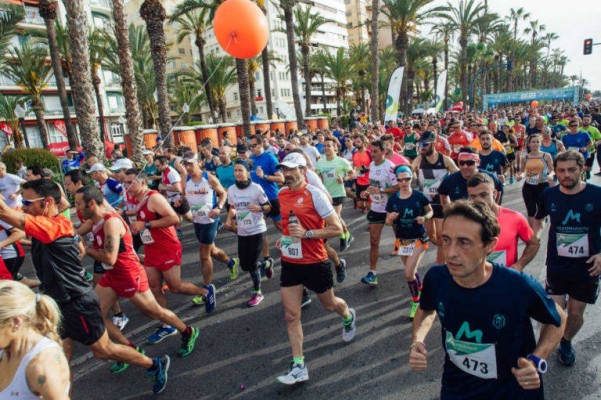 Tres mil atletas y doscientos padelsurfistas disputan este domingo la V Gran Carrera del Mediterráneo
