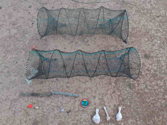 La Guarderia Rural de la Desembocadura del riu Millars retira trampes de pesca a la gola sud
