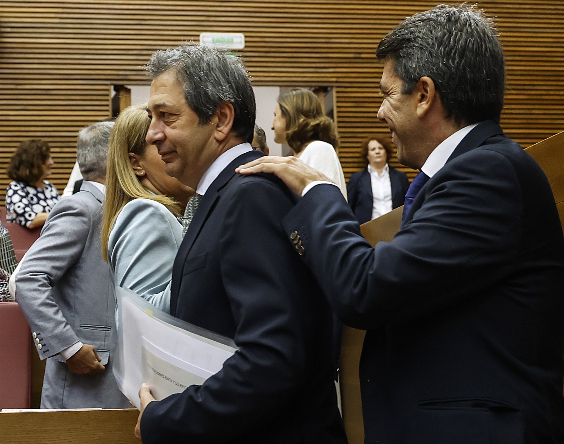 Vicente Barrera y Carlos Mazón, en Les Corts. Foto: EP/Rober Solsona - 