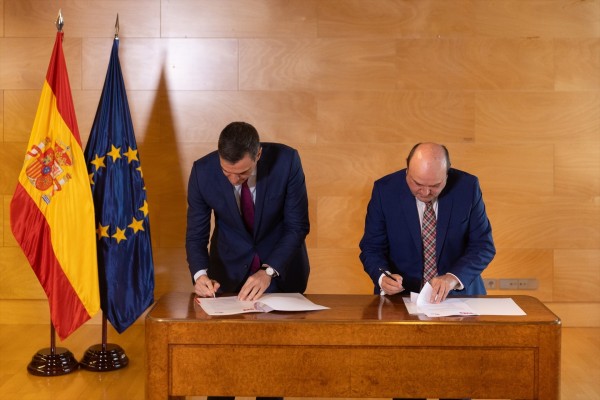 PNV y PSOE se comprometen a negociar y aprobar en año y medio la ampliación del autogobierno