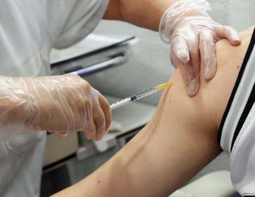 Denuncian a una clínica privada de Moncada por aplicar una vacuna caducada a un menor