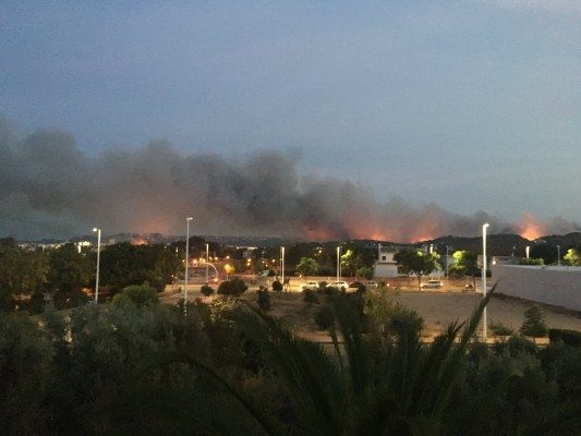 El incendio de Benitatxell y Xàbia obliga a efectuar desalojos y moviliza a la UME